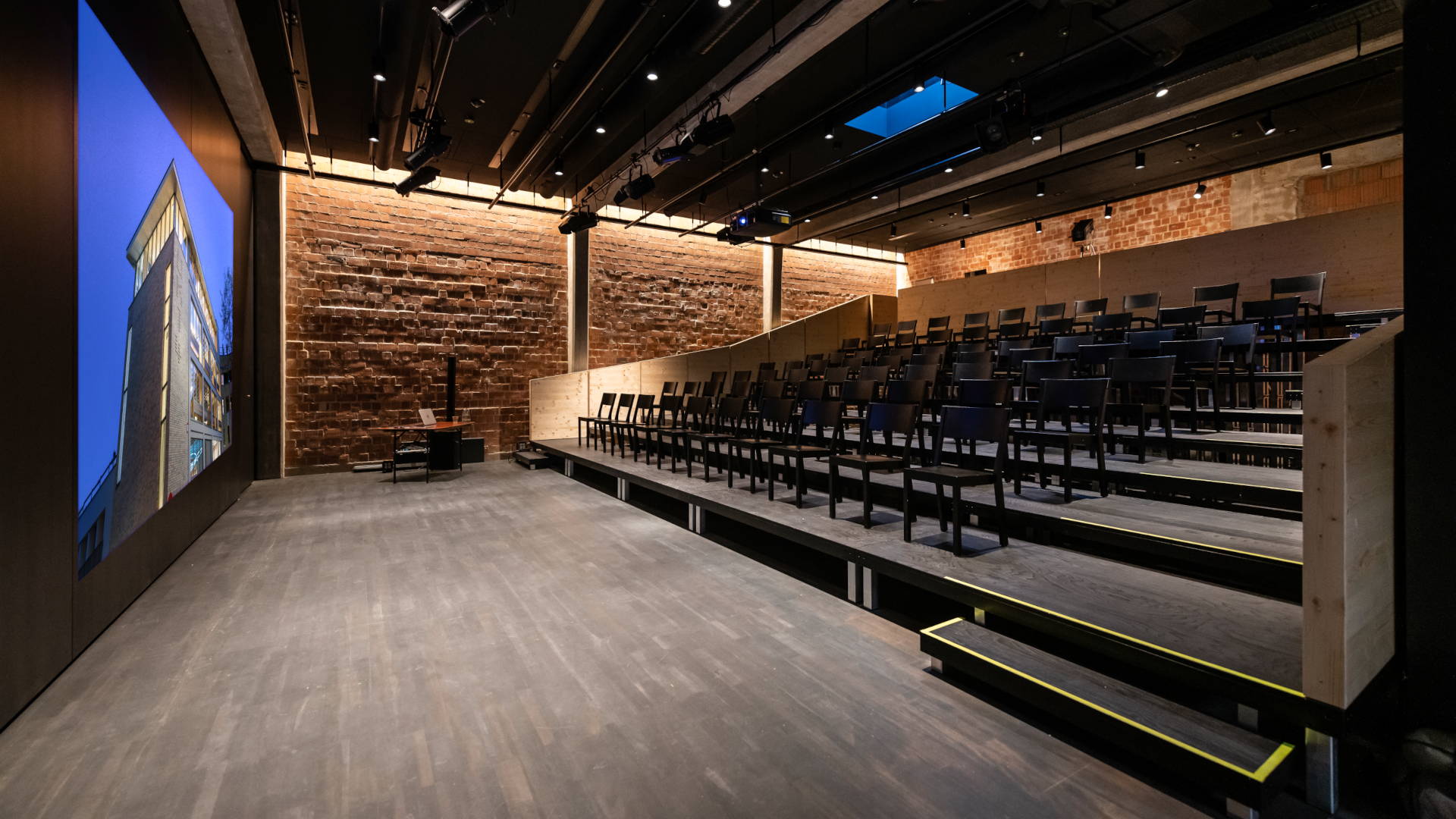 Das Kino mit aufsteigender Bühne und höchstwertiger Leinwand.